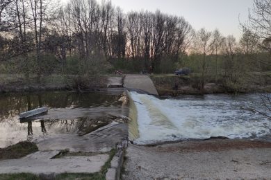 Водопад в Зеленом Городе: гармония природы и городской среды