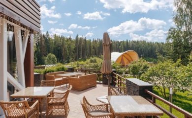 Плюсы загородного отдыха с бассейном в любое время года